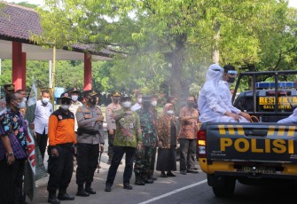 Petugas gabungan di Pemkot Pekalongan Jawa Tengah, melakukan penyemprotan disinfektan di beberapa jalan protokol dan tempat fasilitas umum, Kamis, (10/06/2021) siang hingga sore.