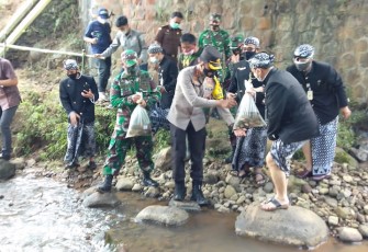 Pelepasan bibit ikan di sungai branjang