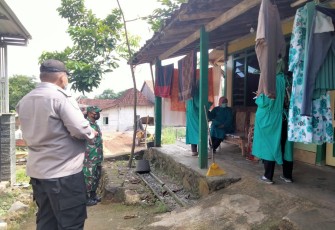 Bhabinkamtibmas, Babinsa Serda Andi Arifin dan Bidan Desa Fitriyaningsih Utami, Amd.Keb melaksanakan pengamanan dan pendamping kegiatan tracking  Desa Penjalin Kecamatan Brangsong Kabupaten Kendal pada Hari Selasa, 15/6/2021.