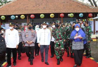 Didampingi Forkopimda Jawa Timur, Panglima TNI, Kapolri, Mentri Kesehatan (Menkes) dan Kepala BNPB, pantau pelaksanaan vaksinasi yang berlangsung di Ngrowo Bening, Madiun, pada Jumat (18/6/2021).
