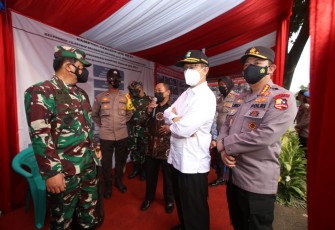 Panglima TNI Marsekal Hadi Tjahjanto bersama Kapolri Jenderal Listyo Sigit Prabowo terus blusukan ke sejumlah wilayah yang tinggi penyebaran kasus Covid-19. Setelah ke Jawa Tengah dan Jawa Timur, kunjungan berakhir di RT003 RW003, Kelurahan Cilangkap, Kecamatan Cipayung, Jakarta Timur, Sabtu (19/6/2021). 