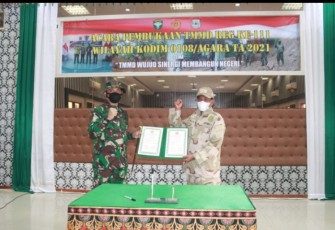 Penyerahan kegiatan program TMMD Reguler ke-111 kepada TNI oleh Bupati Kabupaten Aceh Tenggara didampingi oleh Dansatgas.