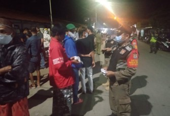 Petugas gabungan melaksanakan operasi Yustisi di  Pasar Sidorejo Kecamatan Brangsong Kabupaten Kendal pada hari Jum'at malam tanggal 18/6/2021. 