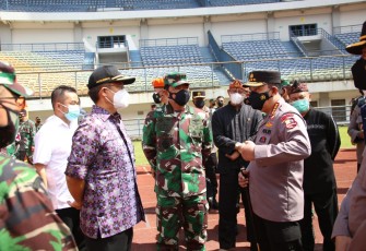 Panglima TNI Marsekal Hadi Tjahjanto dan Kapolri Jenderal Listyo Sigit Prabowo dan Menteri Kesehtan Budi Gunadi Sadikin meninjau vaksinasi di Stadion Gelora Bandung Lautan Api