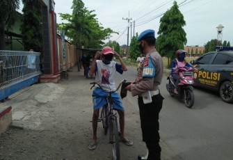 Disiplinkan Warga Patuhi Prokes, Polsek Kasokandel Gelar Ops Yustisi Dengan Bagikan Masker Gratis