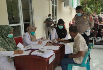 Para petugas saat melaksanakan kegiatan pemberian vaksinasi terhadap pengemudi