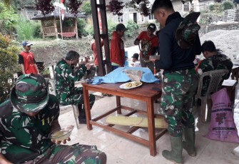 Melepas Lapar Dahaga di Lokasi TMMD 112
