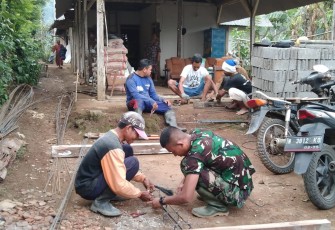 Satgas TMMD Bantu Rakit Untuk Besi Cor