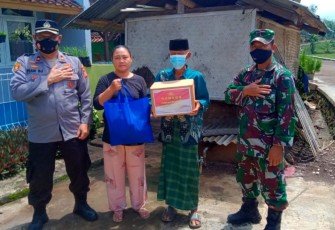 Polsek Banyuresmi Bagikan Sembako Kepada Warga yang Kurang Mampu