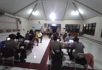 Kapolsek Rowosari bersama Bhabinkamtibmas Desa Rowosari monitoring Vaksinasi di Aula Kecamatan Rowosari Selasa 2/11/2021
