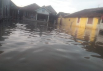  Kelurahan Karangsari Kecamatan Kendal Kabupaten Kendal sudah satu Minggu tergenang air, dari RT 01 sampai Rt 09 RW 05 terendam air setinggi lutut orang dewasa dan ada beberapa titik yang terendam sampai 1 meter