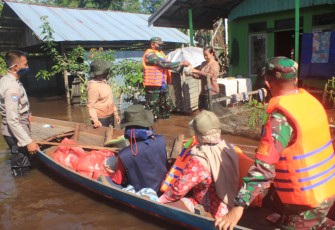 Danramil Bukit Batu Bersama Lurah Marang Tinjau dan Bagikan Nasi Bungkus Kepada Korban Banjir 