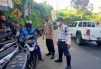 Bhabinkamtibmas Bersama Babinsa Laksanakan Kegiatan Penerapan dan Sosialisasi PPKM Level 3 di Cisompet