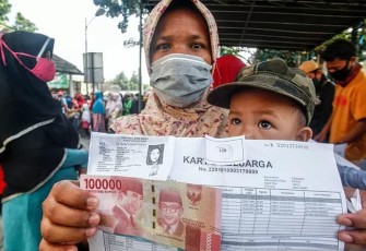  Kementerian Sosial (Kemensos) masih terus menyalurkan bantuan sosial (bansos) Program Keluarga Harapan (PKH) dan BPNT/Kartu Sembako kepada masyarakat kurang mampu
