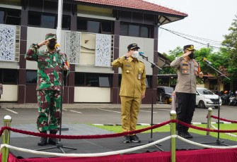 Pemerintah Kabupaten Batang bersama Polres dan Kodim 0736/Batang mengimbau agar masyarakat meminimalkan kegiatan yang berpotensi menimbulkan kerumunan saat Natal dan Tahun Baru (Nataru)