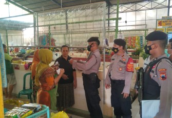 Jajaran Polresta Pekalongan membagikan masker gratis kepada masyarakat, Kamis 11/11/2021