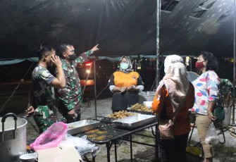  Dandim 1016/Palangka Raya Kolonel Inf Rofiq Yusuf S.Sos di dampingi Kasdim Letkol Inf Abd. Salim meninjau dapur umum di Posko Siaga Bencana Banjir Kodim 1016/Palangka Raya