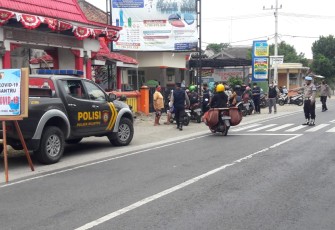Polsek Ngantru Bersama Satgas Covid 19 Gelar Razia Vaksin di Jalan Raya Srengat Tulungagung 