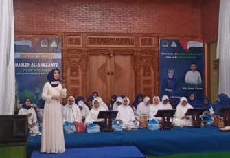 Peringati Maulid Nabi, Eva Yuliana Lantukan Sholawat Al Barzanji 