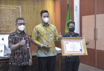 Bupati Kendal menerima penghargaan dari Menpan dan PANRB terkait TOP Inovasi Pelayanan publik tahun 2021.Selasa 9/11/2021