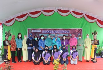Memperingati Hari Ibu Ke 93, Ketua Persit KCK Cabang XLII Kodim 1016 Mewakili Ketua Dharma Pertiwi Koorcab Rem 102 Lakukan Baksos di Lapas Perempuan Kelas II A Palangka Raya