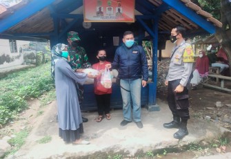Uluran Tangan Kepada Warga Terdampak Covid-19, Polsek Majalengka Kota Bagikan Sembako