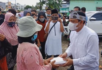 Jumat Berkah, Wawali Pimpin Warga Kelurahan Jembatan Kecil Turun ke Jalan Untuk Berbagi Makanan