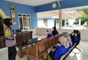 Sambangi Warga, Bhabinkamtibmas Polsek Panyingkiran Beri Himbauan Agar Warga Patuhi Protokol Kesehatan
