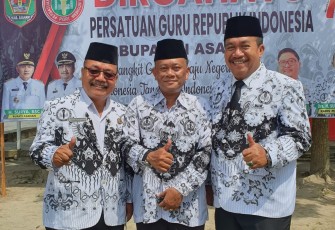 Upacara Hari Guru Nasional dan HUT PGRI kali ini mengambil tema “Bangkit Guruku, Maju Negeriku, Indonesia Tangguh, Indonesia Tumbuh”