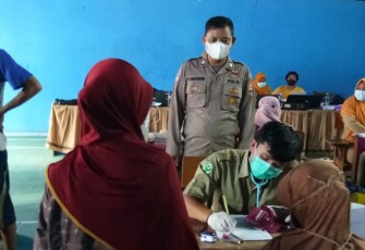Kapolsek Cisompet-Polres Garut, Melaksanakan Vaksinasi Di Gerai Vaksin Presisi Dengan Peserta Sangat Antusias