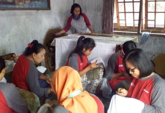 Pekerja Batik Pratiwi Krajan Cepu sedang menyelesaikan orderan batik yang akan dikirim ke pelanggan