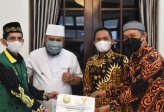 Walikota Bengkulu Helmi Hasan langsung menyambangi Kabupaten Lumajang dan langsung menyerahkan bantuan dari masyarakat Kota Bengkulu yang dihimpun melalui gerakan sedekah Rp 2 ribu Pemkot Bengkulu bersama Baznas Kota Bengkulu