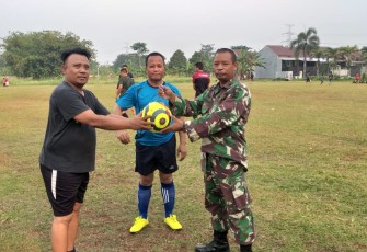  Satgas TMMD Tanding Sepakbola Persahabatan Dengan Warga