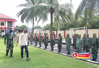 Wabup Rahmat (baju warna keen) Tengah Inspeksi Personil Gabungan Tanggap Bencana. (foto : Faisal NR / Klikwarta.com)