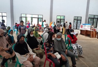 Suasana vaksinasi di Gedung serba guna Desa Pagersari Kecamatan Patean . Senin 08/11/2021