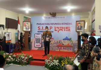 Bupati Kendal memberikan sambutan saat peresmian pasar pagi Kaliwungu sebagai pasar SIAP QRIS di halaman Pasar Pagi Kaliwungu, Kamis 25/11/2021
