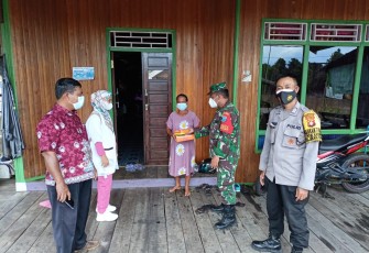  Babinsa Bagikan Nasi Kotak