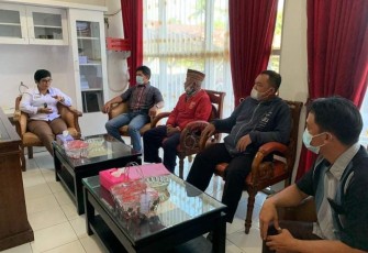 Tokoh masyarakat mengadu kepada Ketua DPRD agar Kepala Desa Kota Lekat Lailatul Azhar dicopot dari jabatannya. (Foto :I news TV/Ismail Yugo)