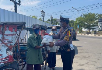 Ops Patuh Lodaya 2021, Polres Majalengka Bagikan Bansos Ke Puluhan Abang Becak