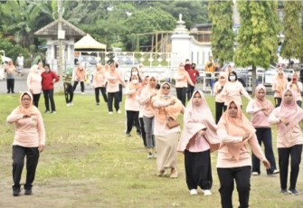  HUT ke-22 Dharma Wanita Persatuan (DWP) Kabupaten Kendal Saat mengadakan senam di Stadion utama Kebondalem