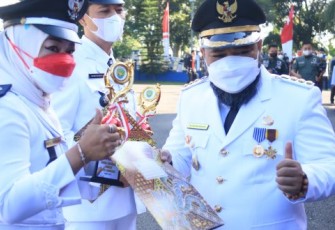 Walikota Helmi Berikan Kado Terindah Untuk Tiga Kelurahan Pemenang Lomba Tingkat Kota di HUT ke-76 RI
