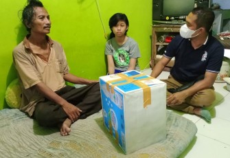Anggota Komisi VIII DPR RI Paryono saat membesuk dan memberikan bantuan di kediaman Suti Hapsoro