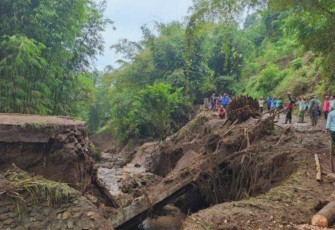 Kampung Pelag Tak Terisolasi Lagi, Warga Bersama TNI-Polri Gotong Royong Bangun Jembatan Sementara
