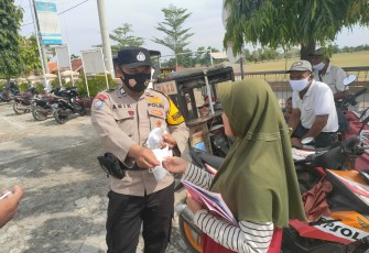 Kapolsek Kertajati-Polres Majalengka, Aksi Simpatik Melalui Bhabinkamtibmas Bagikan Masker dan Himbau Taat Prokes Kepada Warga