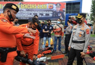 Kapolres Tasikmalaya Kota Pimpin Apel Siaga Bencana dan Cek Kesiapan Perlengkapan Serta Personil SAR Sat Samapta Polres Tasikmalaya Kota 
