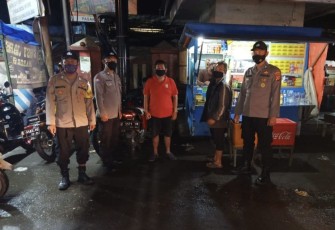 Kapolsek Rajagaluh-Polres Majalengka, Ciptakan Harkamtibmas Kondusif, Rutin Patroli Malam dan Bagikan Masker Cegah Covid-19