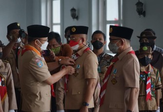 Bupati Gusnan Mulyadi Terima Penghargaan Lencana Dharma Bakti Dari Gubernur 