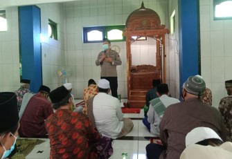 Kapolsek Patebon memberikan pesan Kamtibmas kepada Jamaah Masjid Baitul Mukmin, Jum'at 19/11/2021