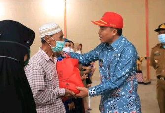 Bupati Lampung Barat Hi. Parosil Mabsus menyerahkan Sembilan Bahan Pokok (Sembako) sebanyak 353 Paket yang diperuntukkan kepada Lansia, Ibu hamil dan Ibu menyusui di Kecamatan Sukau