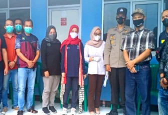 Kepolisian Sektor Tarogong Kidul Monitoring Pelaksanaan Gerai Vasin TNI-POLRI di Aula Desa Cibunar